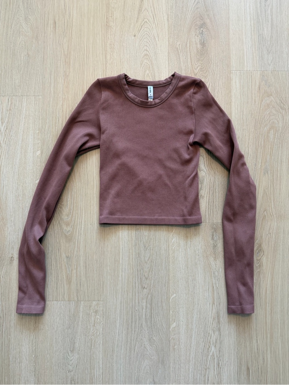 Aritzia Sun-Deh Long Sleeve Crop Top
